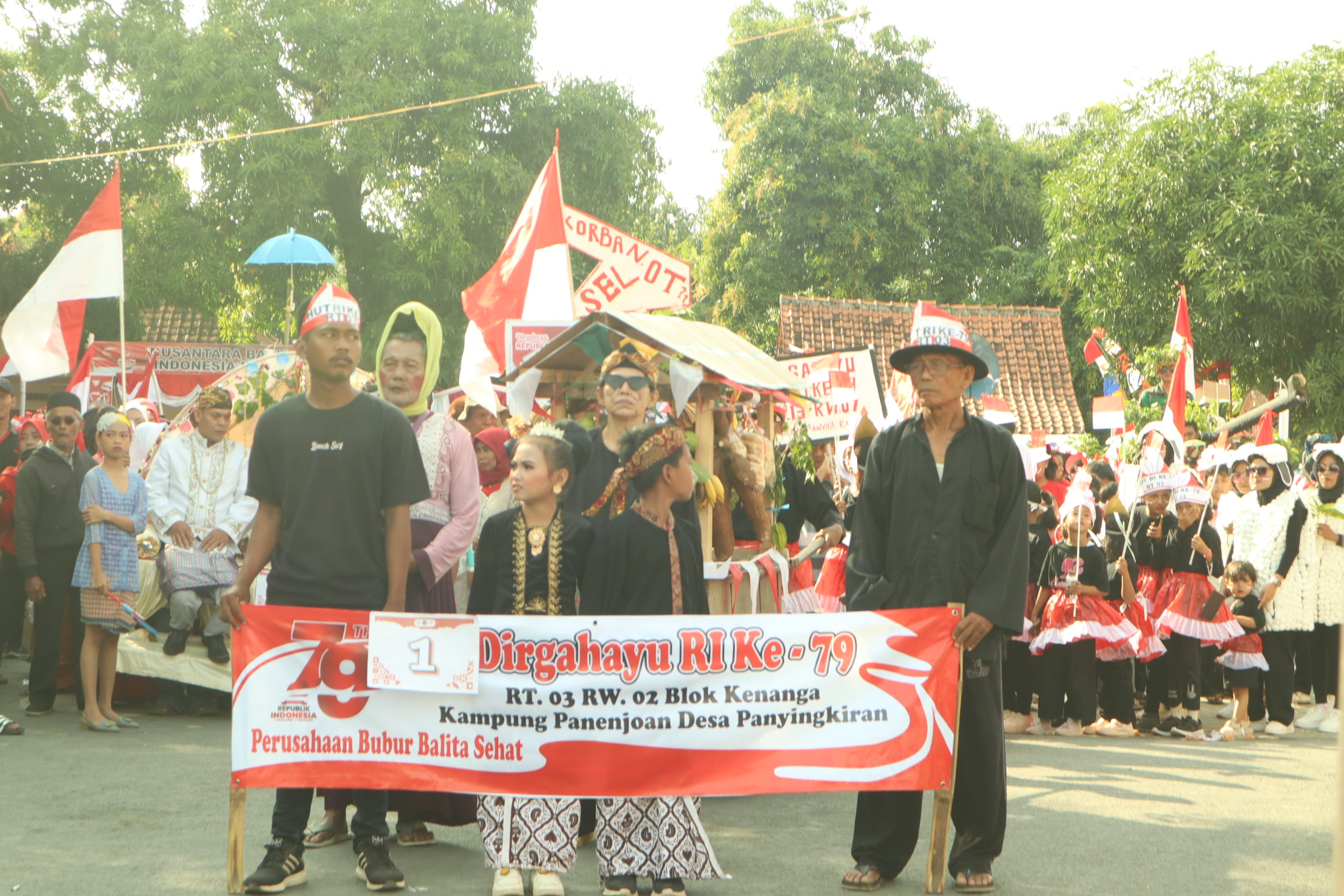 Memeron atau pawai antar RT dalam satu desa