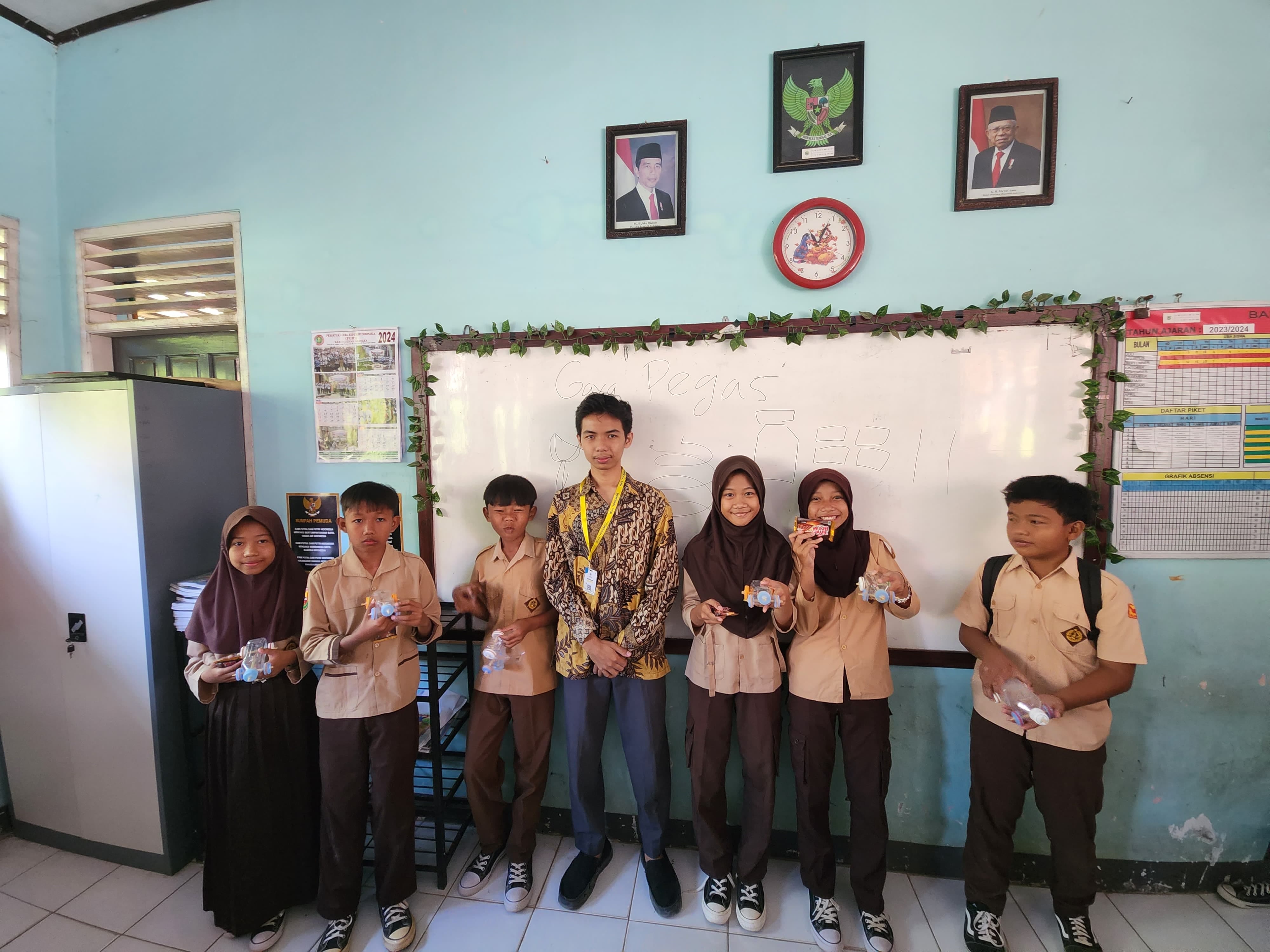 Bersama perwakilan dari tiap kelompok kelas 6 pembuatan mobil pegas