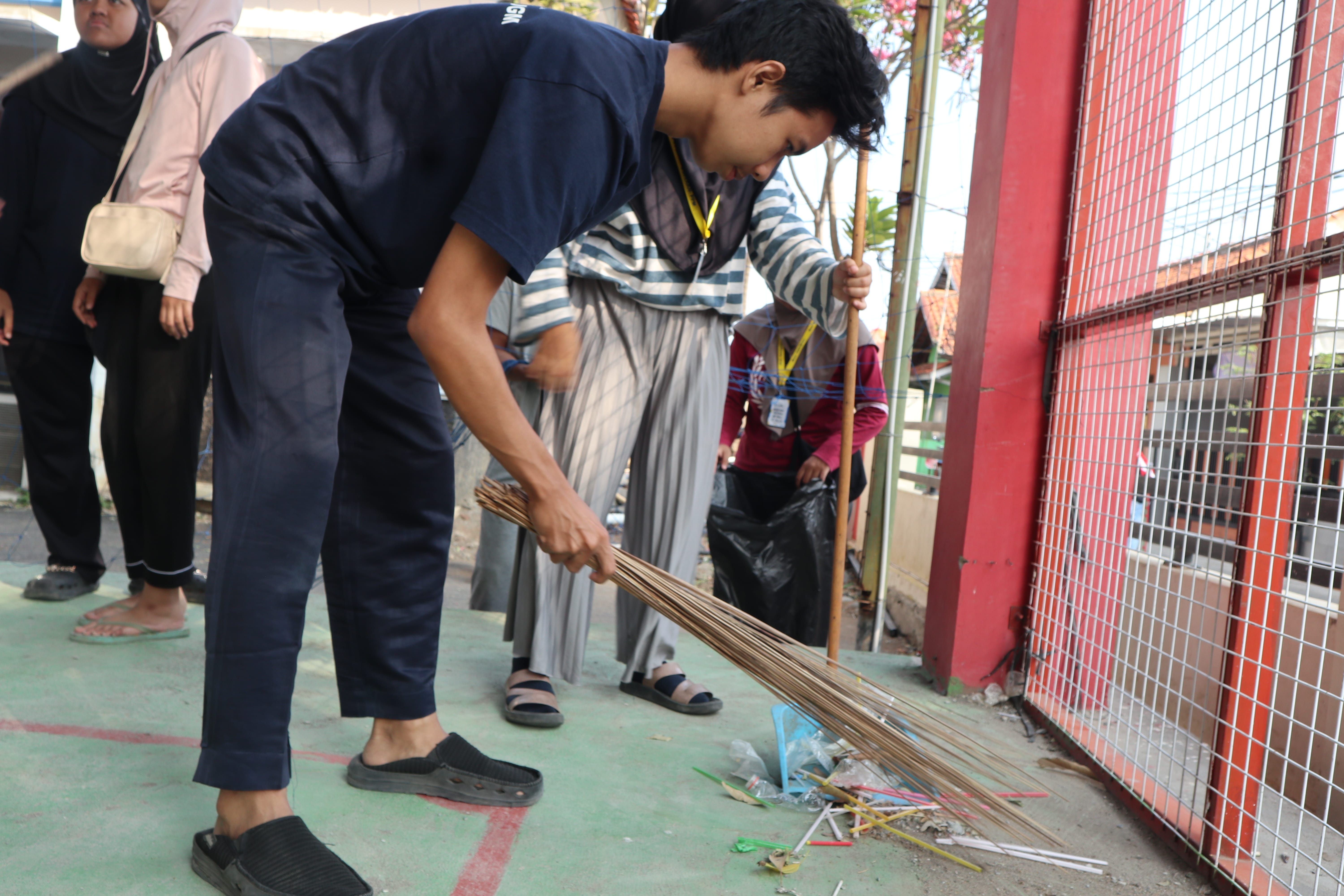 Menyapu lapangan voli 2