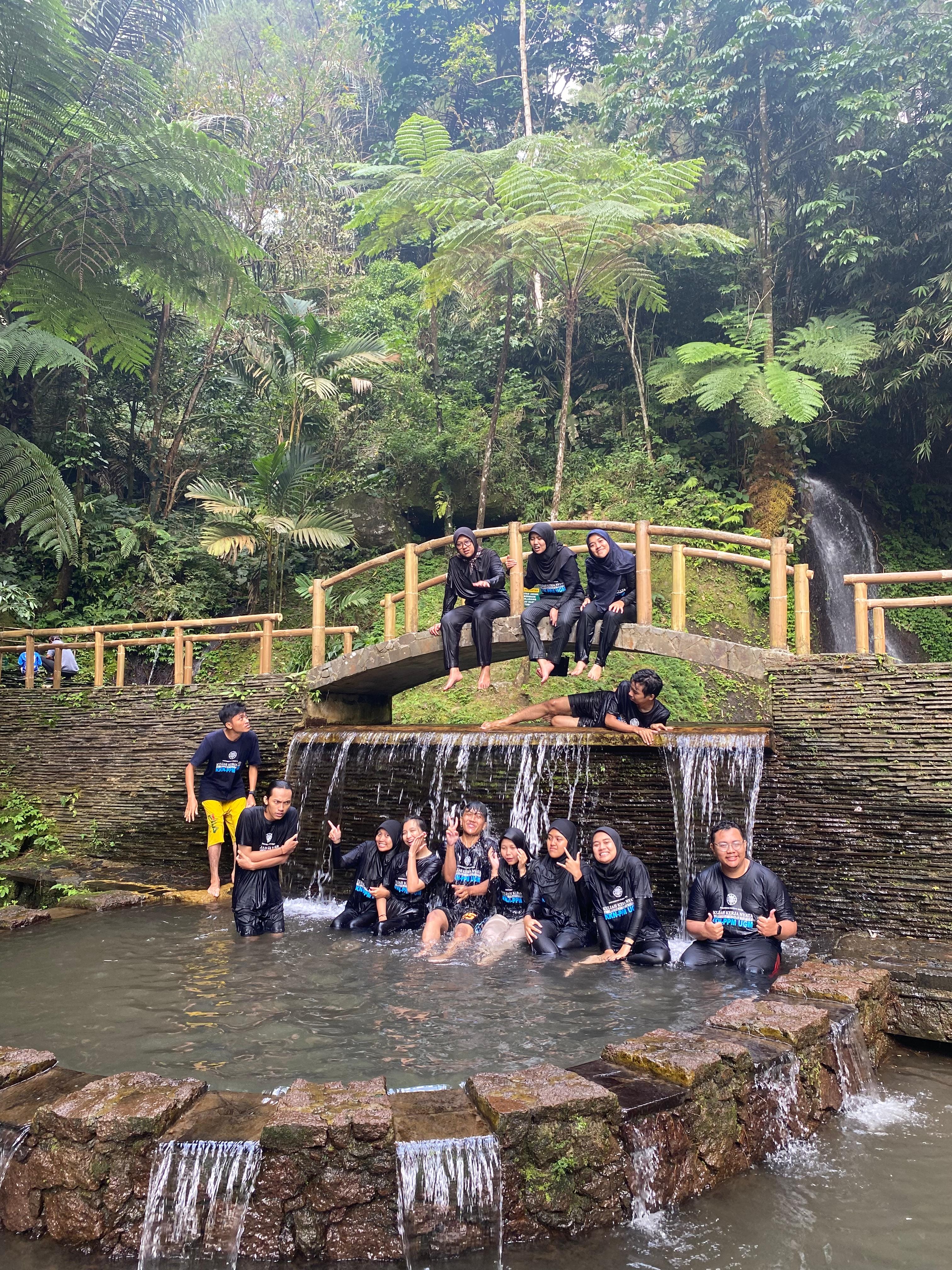 Panyingkiran berenang di curug