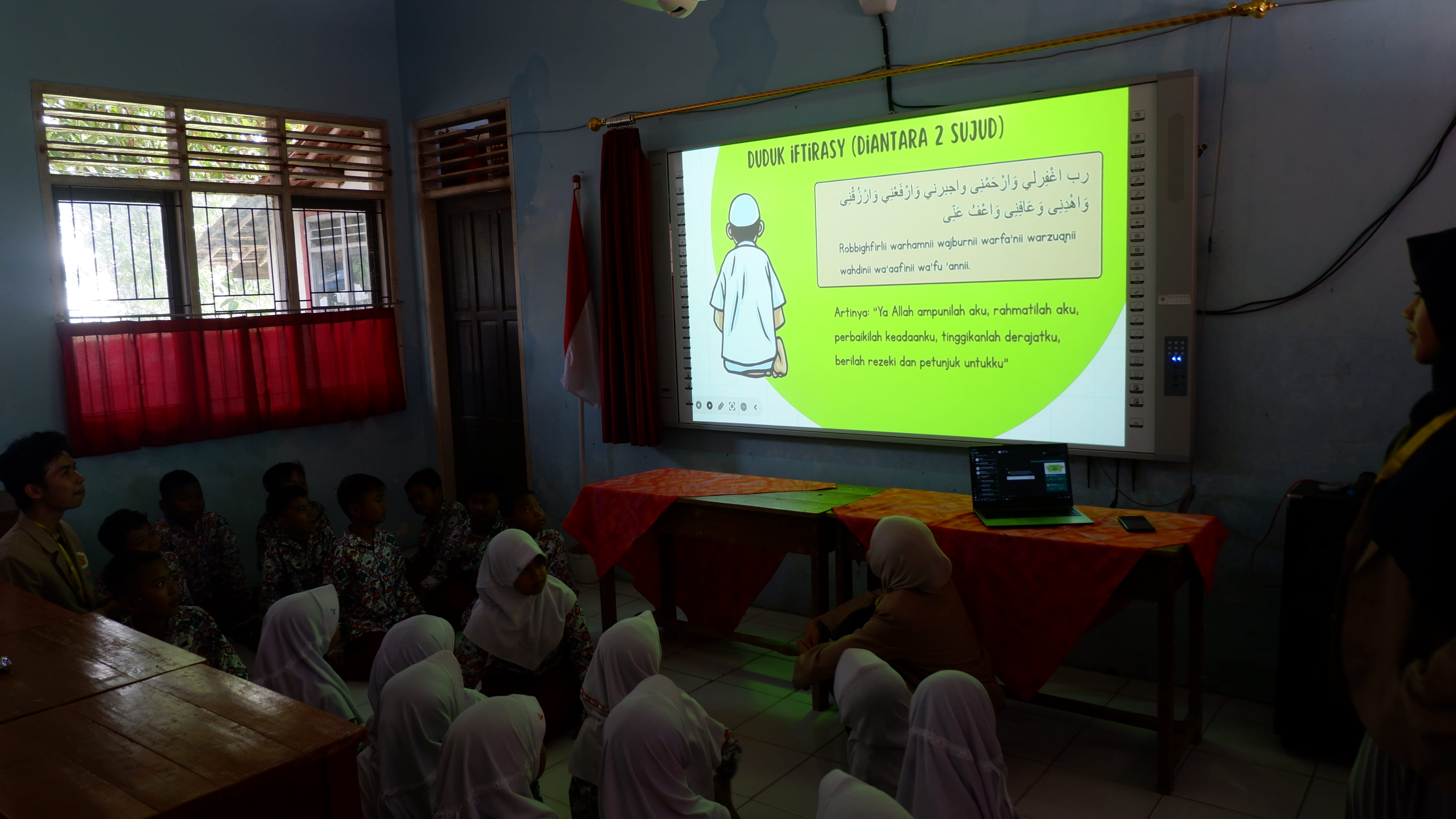 Kelas 3 menyimak materi belajar sholat