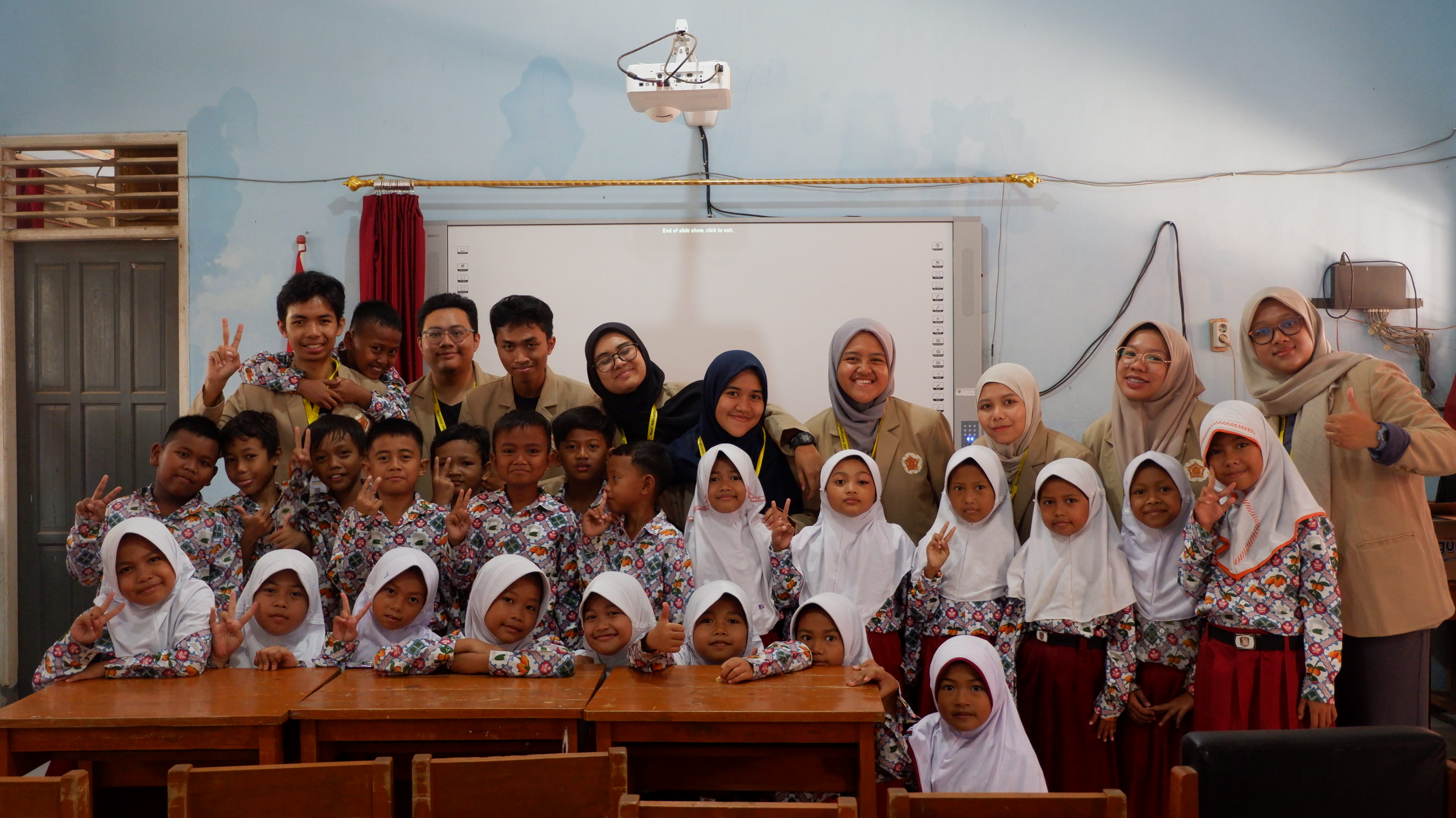 foto bersama kelas 3 setelah selesai belajar sholat