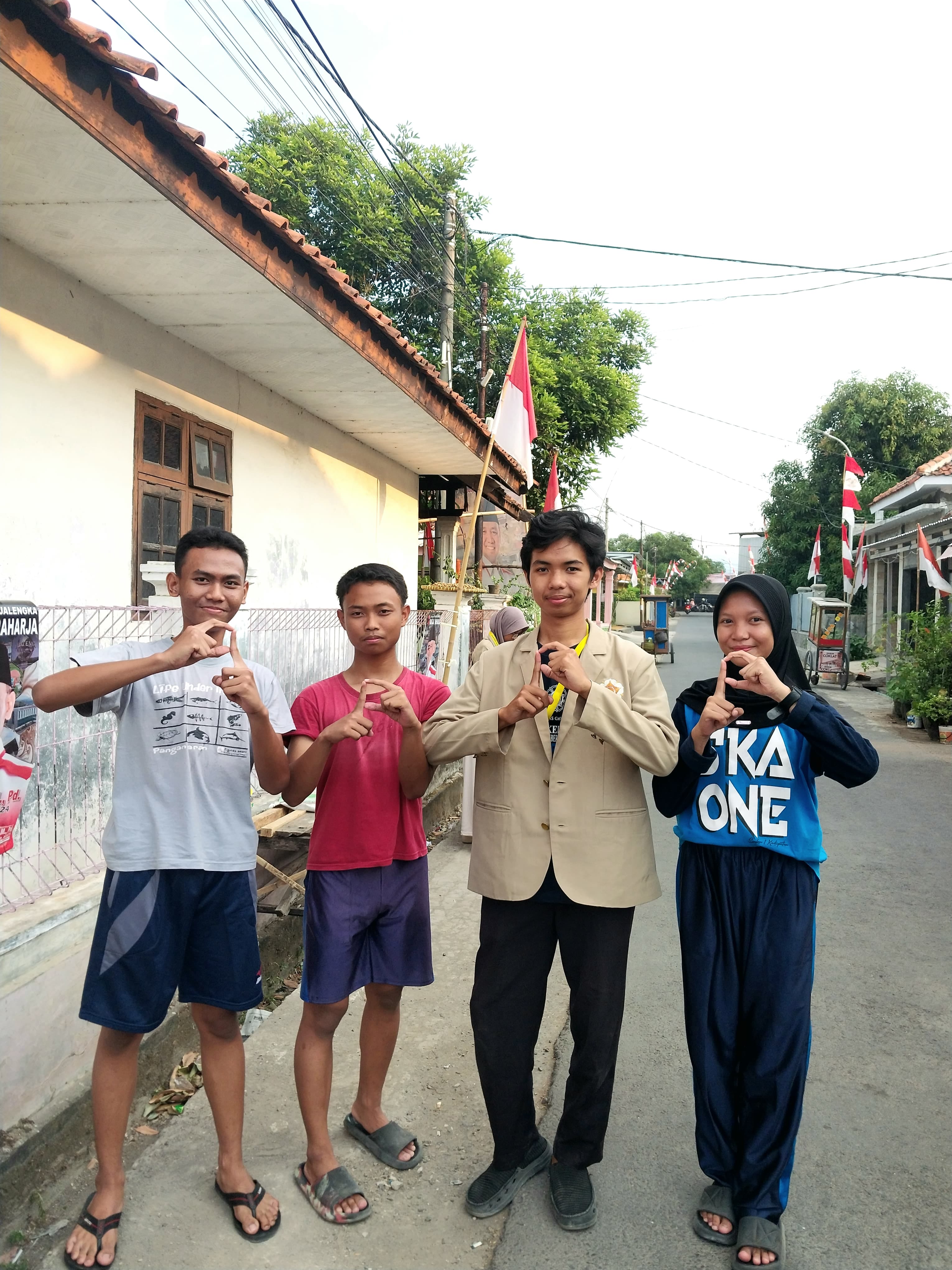 Bersama remaja lokal yang aku temui dan kenali saat sedang lari sore bulan lalu, sore itu hari terakhir di desa itu hanya menghitung jam sebelum kami kembali setelah berpamitan dengan perangkat dan warga desa aku menyusuri jalan setapak mencari yang minta foto tapi takdir berkata lain malah bertemu yang tidak dicari dan foto bersama dan ya begitulah itu pertemuan yang kedua setelah lari sore bulan lalu